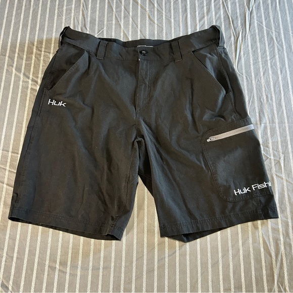 Huk Shorts Mens Performance Fabrics Cargo Fishing Black Zip Pockets Size XL - Picture 1 of 4
